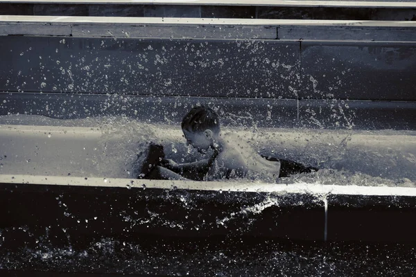 Der Junge Fährt Eine Rutsche Wasserpark — Stockfoto