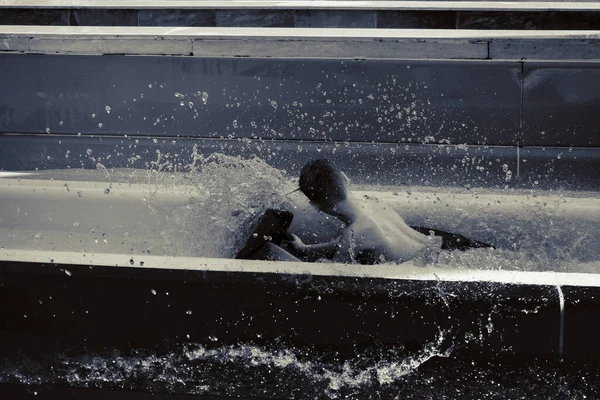 Menino Monta Slide Parque Aquático — Fotografia de Stock