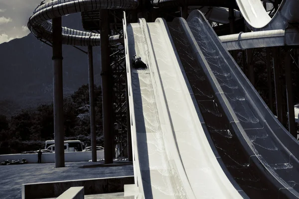 Menino Monta Slide Parque Aquático — Fotografia de Stock