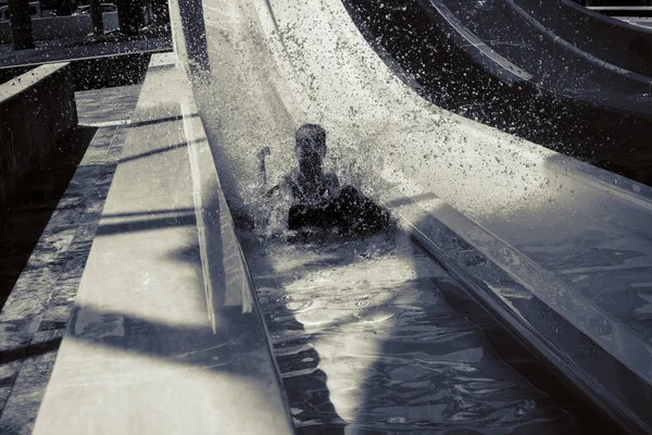 Garçon Monte Toboggan Dans Parc Aquatique — Photo