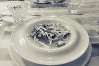 Deniz ürünleri çorbası, yemek geçmişi.