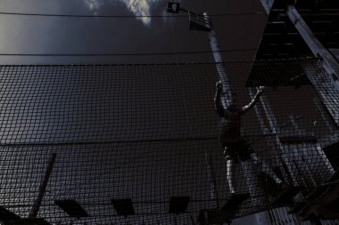 Çocuk ip parkında oynuyor.