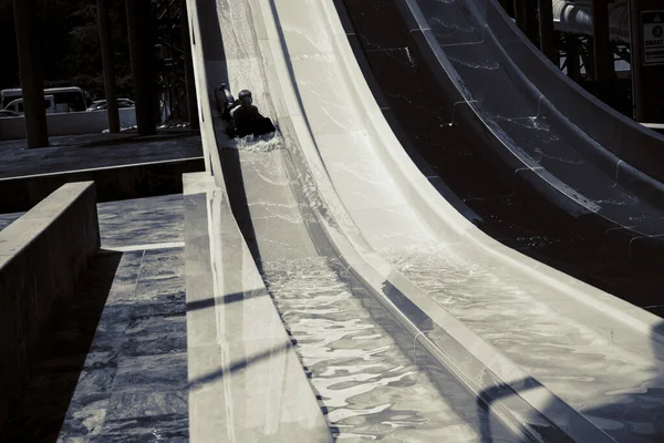 Jongen Rijdt Een Dia Het Waterpark — Stockfoto