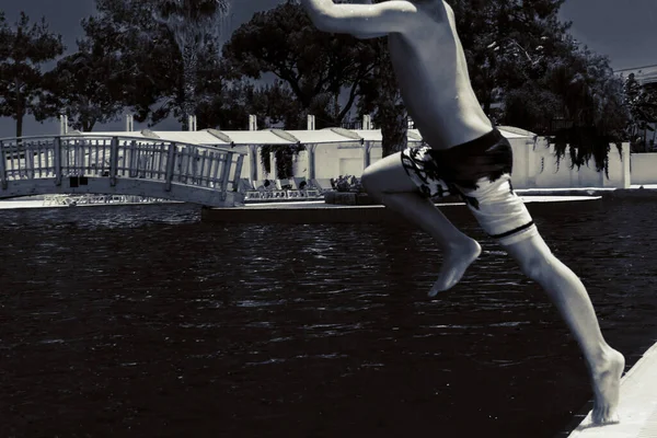 少年はプールにジャンプします — ストック写真