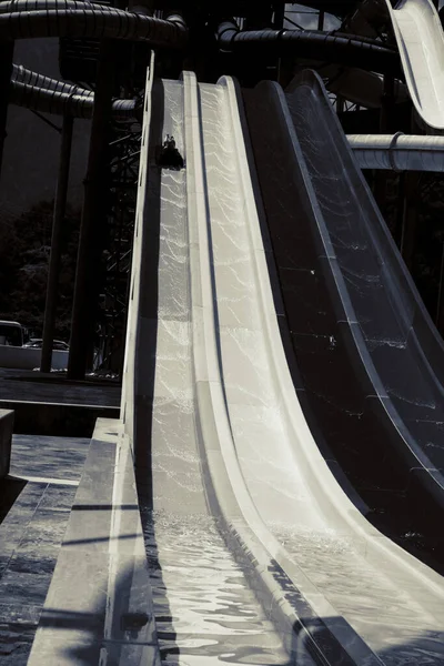 Jongen Rijdt Een Dia Het Waterpark — Stockfoto