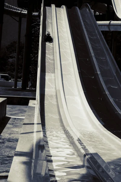 Menino Monta Slide Parque Aquático — Fotografia de Stock