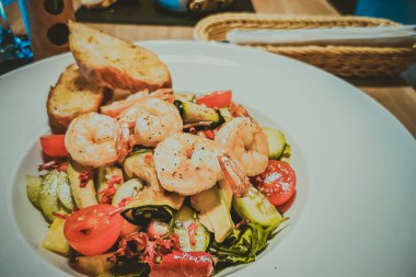 Karidesli salata ve ızgara sebze.