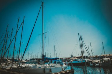 Yatları olan güzel Danimarka limanı