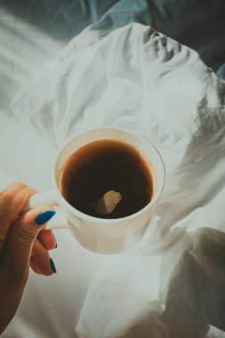 Kafe yemeklerinde bir fincan kahve.