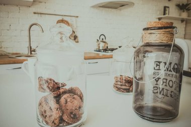 Mutfak eşyaları beyaz mutfakta.