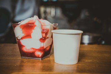 Ahşap arka planda kahve ve dondurma.