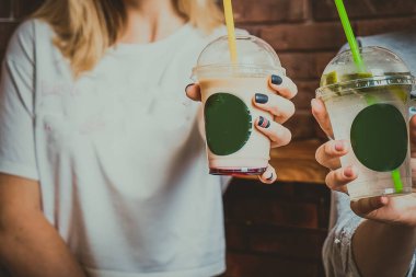 Ahşap arka planda kahve ve dondurma.