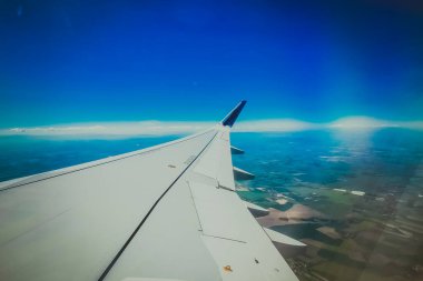 Uçak penceresinden, kanat görüntüsü