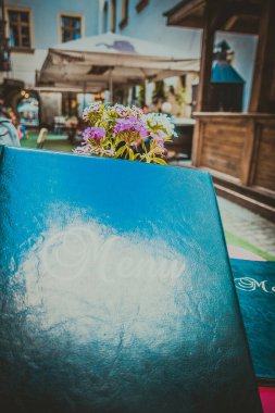 Sokak arkaplanındaki güzel kafe.