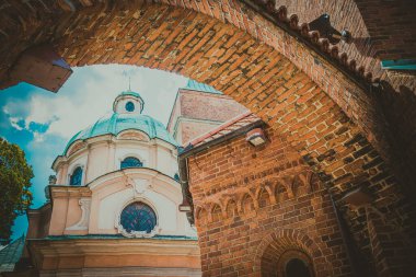 Muhteşem Mimarlık ve Kırbaç Kiliseleri