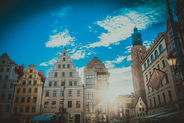 Eski renkli evleri olan Wroclaw merkez pazar meydanı