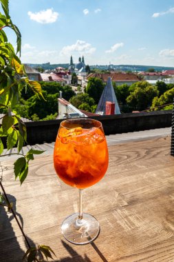 Şehir arka planında kokteyl aperolü