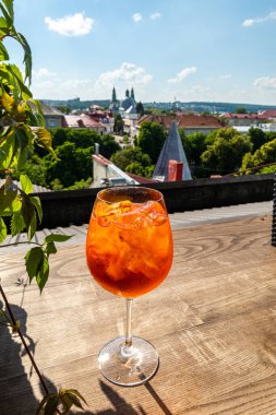 Şehir arka planında kokteyl aperolü