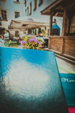 Sokak arkaplanındaki güzel kafe.