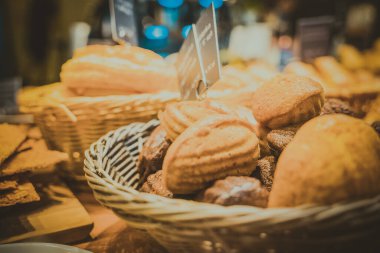 Kahvaltı için kafede nefis taze hamur işleri.