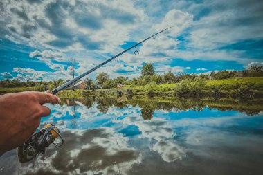 Balıkçılık, köy dinlenmesi. Rekreasyon temasının arkaplanı