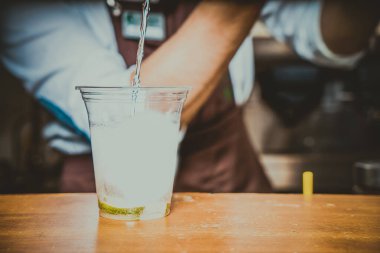 Mojito yapımı kafenin arka planında