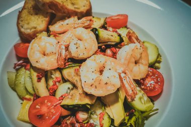 Karidesli salata ve ızgara sebze.