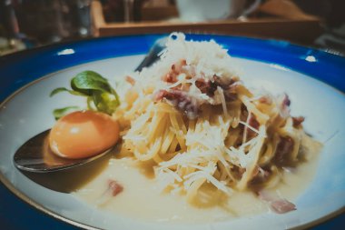 Makarna carbonara bir plaka üzerinde