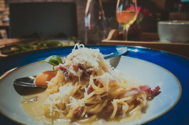 Makarna carbonara bir plaka üzerinde