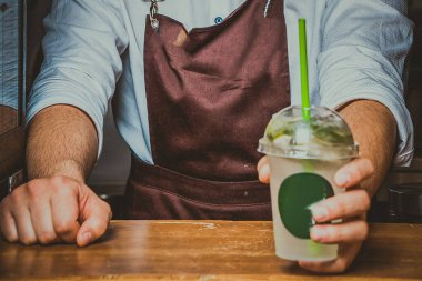 Mojito yapımı kafenin arka planında