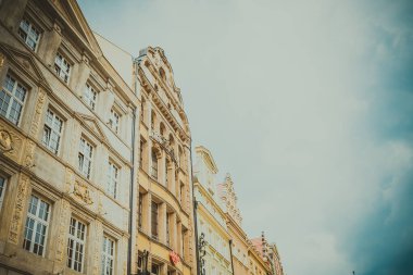Wroclaw, Polonya - 15 Haziran 2019 Wroclaw Evleri ve Wroclaw şehrinin sokakları. Şehir manzarası