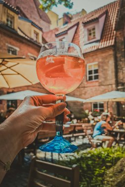 Eski ve güzel bir avluda alkol içmek.