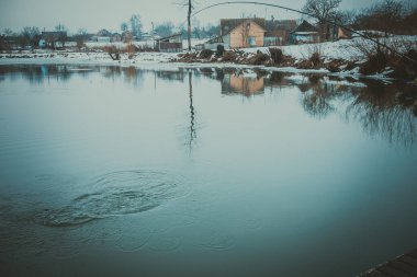 Gölde balık tutmak.