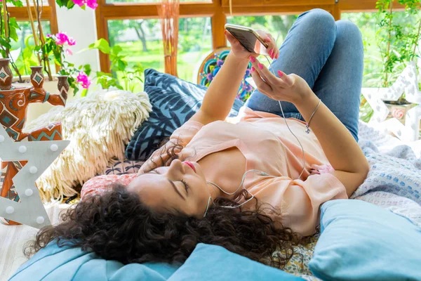 Belle Fille Avec Une Tasse Près Fenêtre — Photo