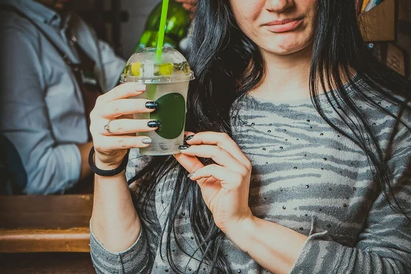 Zblízka Záběr Atraktivní Žena Drží Plastový Šálek Mojito — Stock fotografie