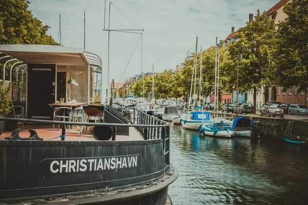 Coloridas Casas Históricas Viejos Barcos Madera Ubicados Canal Famosa Christianshavn — Foto de Stock