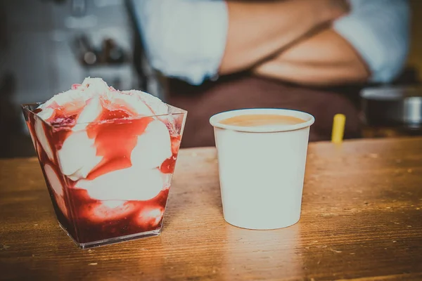 木の背景にコーヒーとアイスクリーム — ストック写真