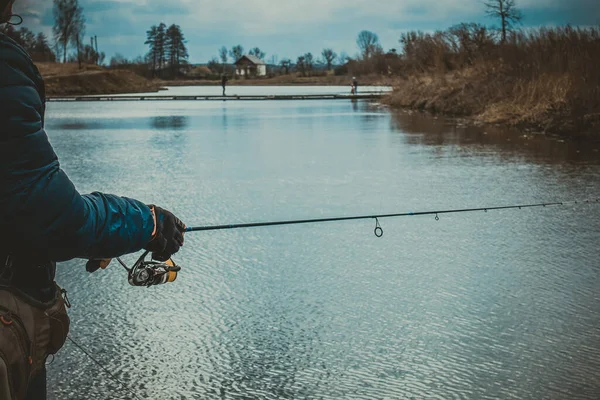 湖を背景に屋外レクリエーション釣り — ストック写真