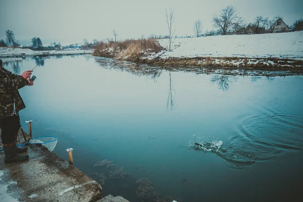 Rybaření Pstruhů Jezeře — Stock fotografie