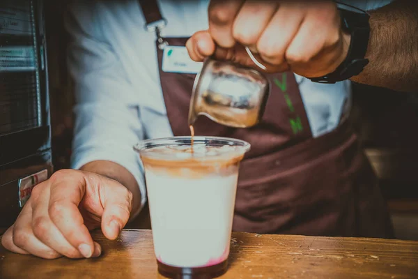 Barista Hace Café Fondo Café —  Fotos de Stock