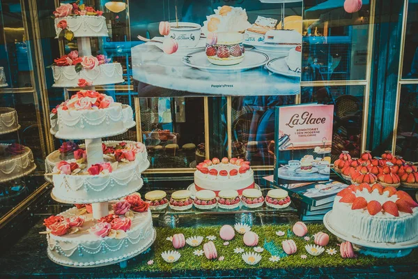 Linda Vitrine Com Bolos Uma Rua Pitoresca — Fotografia de Stock