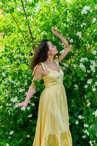 Portrait Une Fille Dans Une Belle Robe Jaune — Photo