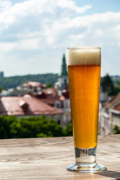 Pivo Sklenici Pozadí Krásného Města — Stock fotografie