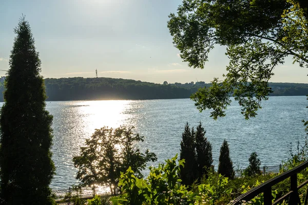 Belo Terraço Com Árvores Junto Lago — Fotografia de Stock