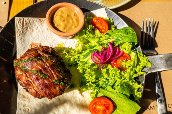 Kalbssteak Auf Dem Teller Hintergrund Des Essens — Stockfoto