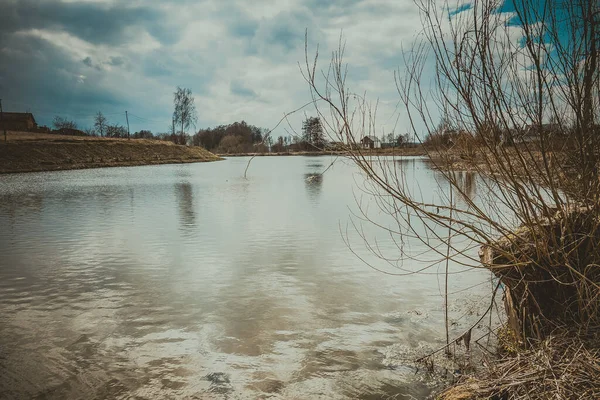 Gölün Arka Planında Açık Hava Eğlencesi — Stok fotoğraf