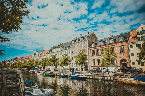 Kööpenhamina Tanska Heinäkuuta 2019 Kuuluisa Christianshavn Värikkäitä Rakennuksia Veneitä Kööpenhaminassa — kuvapankkivalokuva