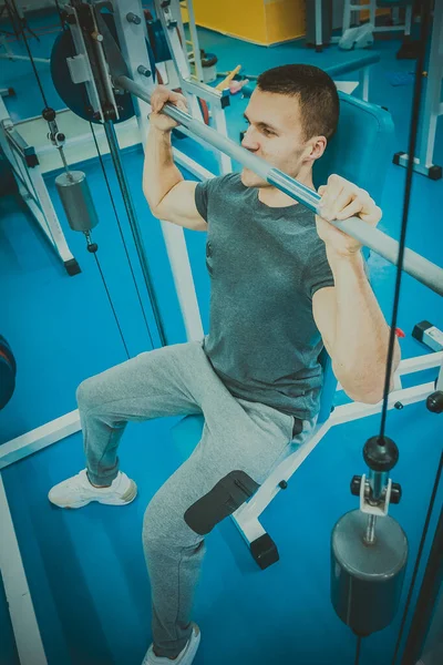 Een Man Gaat Sporten Sportschool — Stockfoto