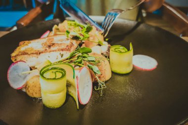 Sebze geçmişi olan ızgara turna balığı.