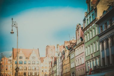 Eski renkli evleri olan Wroclaw merkez pazar meydanı